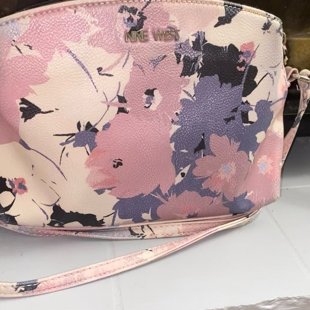 ❤️❤️❤️Nine West Floral Purple Pink and White Leather Cross Body Purse